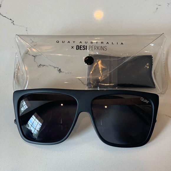 Quay Australia Accessories - QUAY Australia Sunglasses w Case Black Desi Perkin